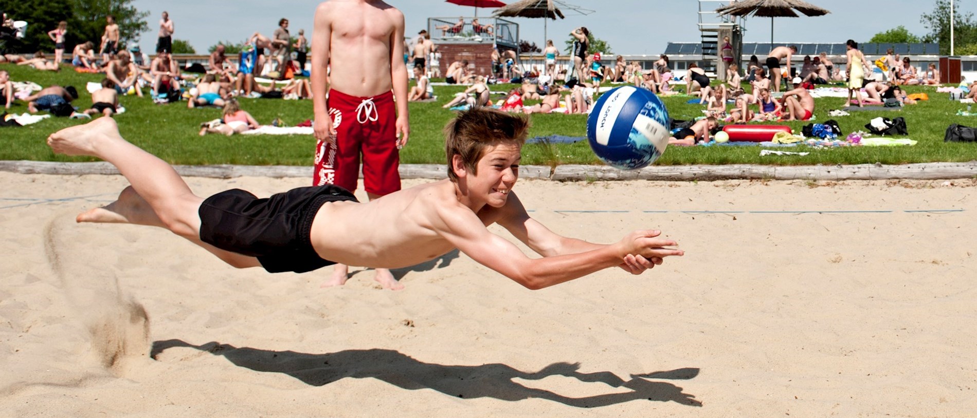 Tordenvejr Det Kriger Beach volleyballbane i Vestbadet