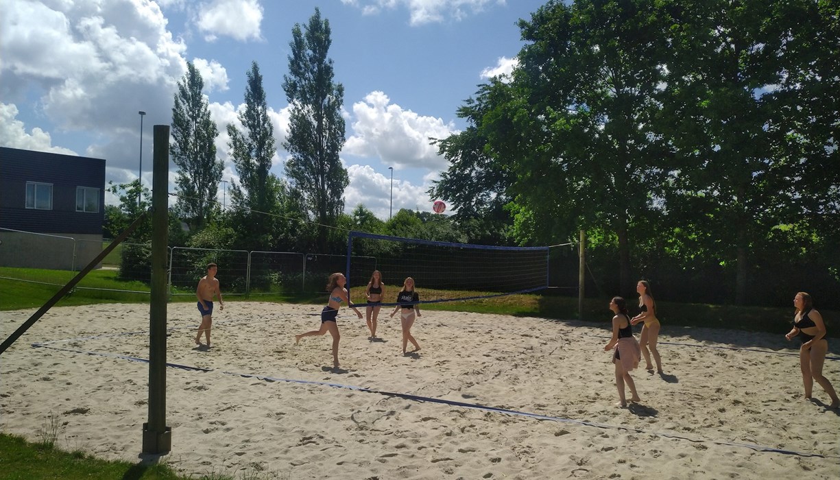 Tordenvejr Det Kriger Beach volleyballbane i Vestbadet